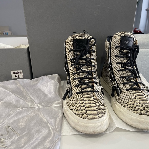 Selling as it is rarely being worn. Serious inquiries only. pristine condition. - Picture 2 of 3